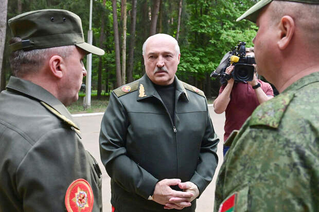 Лукашенко приостановил участие Белоруссии в договоре о вооруженных силах в Европе