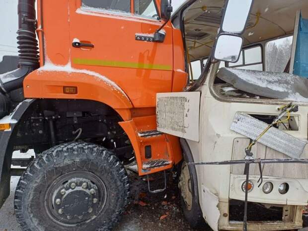 14 человек увезли в больницу после ДТП с рейсовым ПАЗом в Коркино