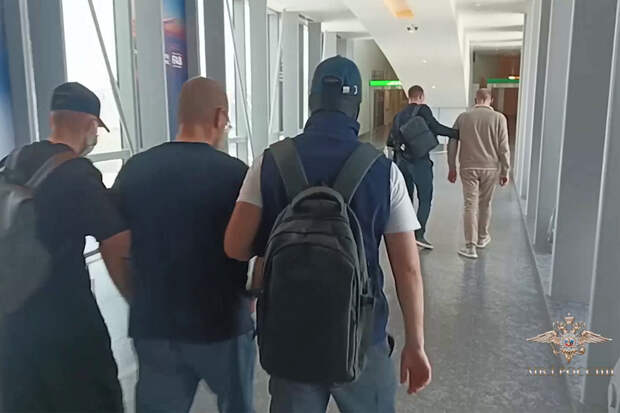 Сбежавших с миллионами рублей в ОАЭ мошенников вернули в Россию