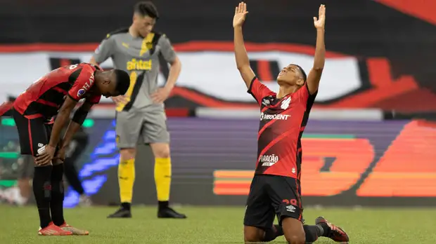 Гол Роши помог «Паранаэнсе» победить «Пеньяроль» и выйти в финал Южноамериканского кубка