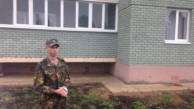 Солдат, который поймал упавшую девочку: "Она держалась за балкон из последних сил"