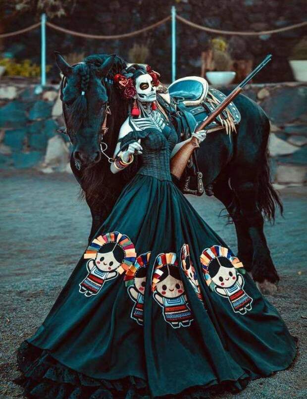 Девушка со страшным рисунком на лице