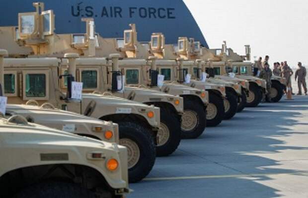 Американские бронированные автомобили HMMWV, доставленные самолетом военно-воздушных сил США в аэропорт "Борисполь", 25 марта 2015 года