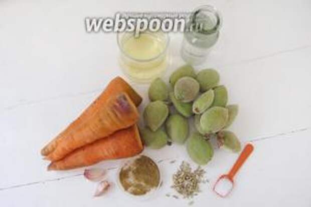 Подготовим ингредиенты для салата: морковь, орехи, чеснок, оливковое масло, уксус, соль и специи.