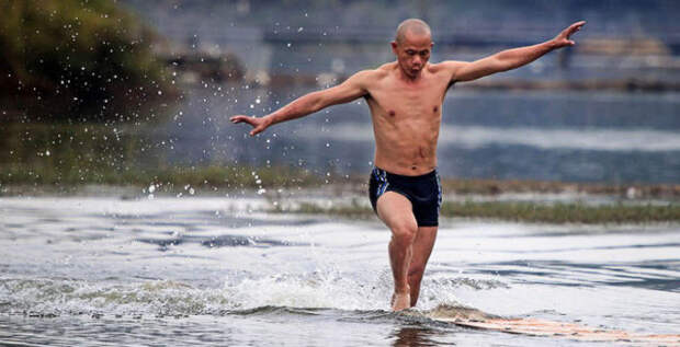Ши Лилианг - бегущий по воде.