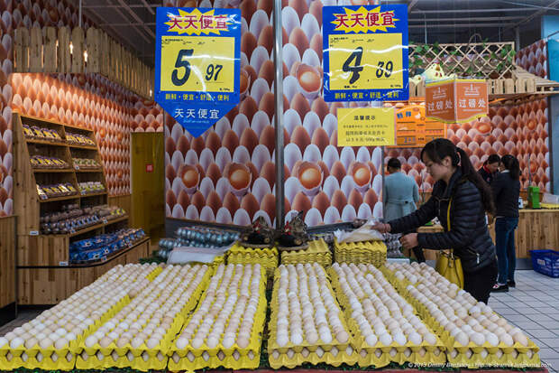 Удивительно, но яйца продаются на вес. Не покупал, поэтому не знаю, сколько весит десяток :). еда, китай, китайцы, супермаркет