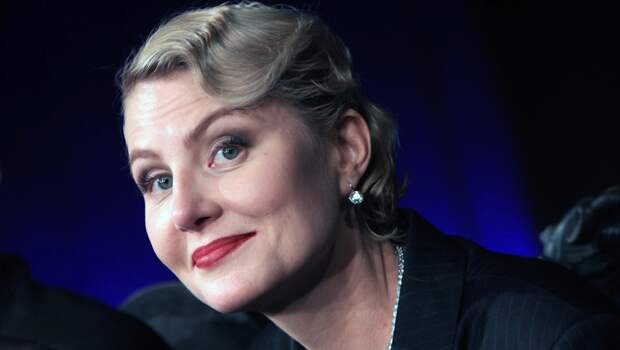 Актриса Рената Литвинова появилась на подиуме в кожаном жакете и юбке