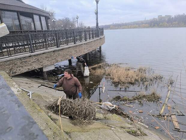 Возле Ракушки убрали остров мусора