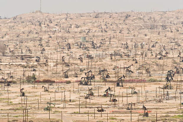 Нефтяное месторождение на реке Керн, Калифорния, эксплуатируется с 1899 года.