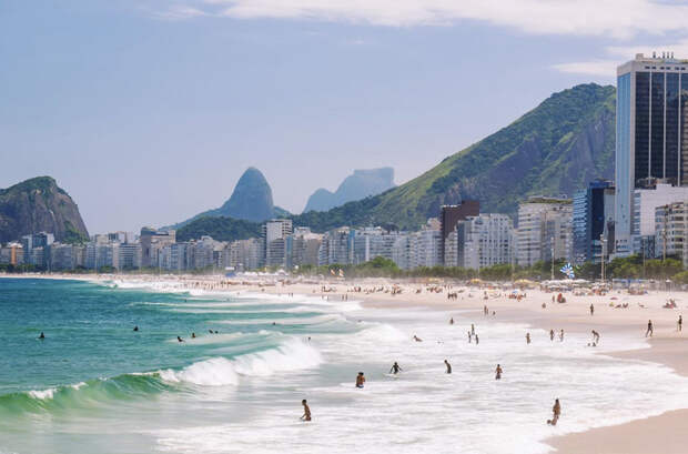 Копакабана, Бразилия  Этот пляж является одной из главных визитных карточек Рио. В отличие от других опасных пляжей мира, в воде туристов не поджидают ни ядовитые медузы, ни акулы. Зато здесь путешественники легко могут стать жертвой грабителей. Отправляясь на главный пляж Рио, все ценные вещи лучше оставлять в сейфе в отеле.