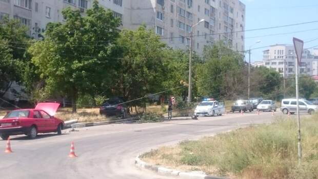 ДТП в Севастополе: автомобиль «убил» столб и зацепил «бедолагу» (фото)