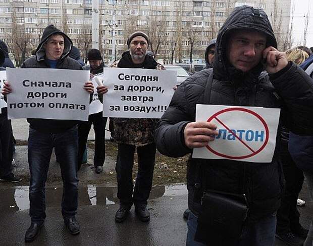 Truck drivers protest outside Platon ETC system office in Volgograd