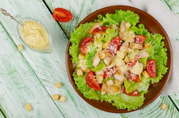Салат из курицы с гренками
