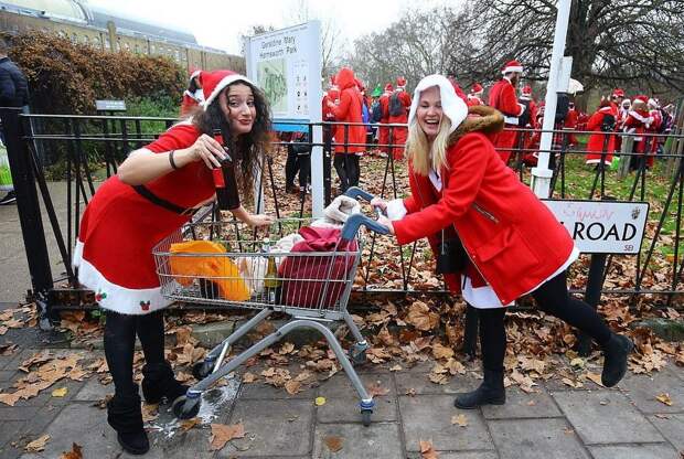 Santacon London 2018: грандиозная попойка Санта-Клаусов в Лондоне