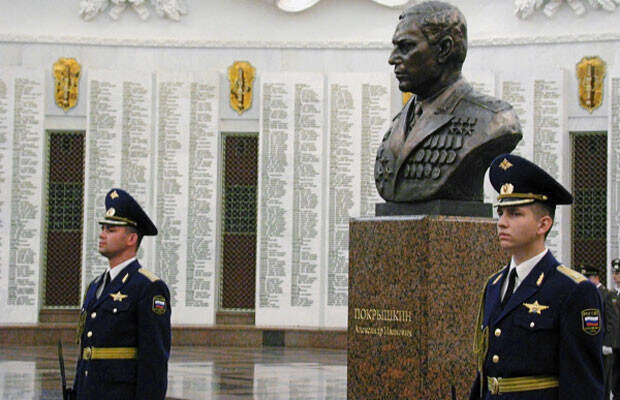 Почетный караул у памятного бюста Александру Покрышкину. вов, герой, покрышкин