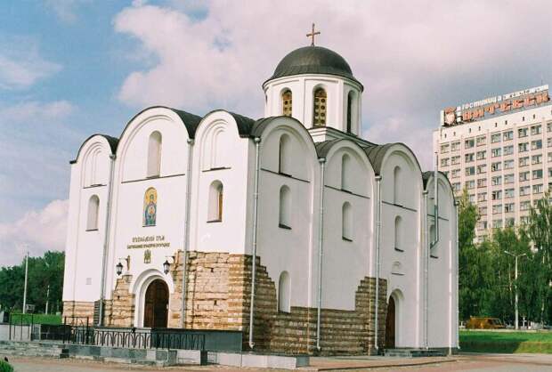 Благовещенская церковь в Витебске – одно из первых кирпичных зданий, построенных на Руси. | Фото: santosepulcro.co.il.