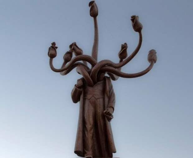 Необычный памятник (2 фото)