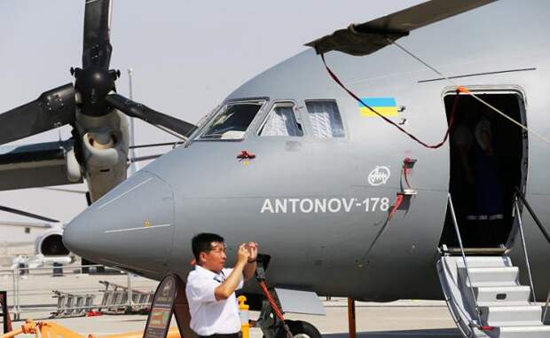 Украинский ближнемагистральный военно-транспортный самолет Ан-178 на авиационно-космическом салоне Dubai Airshow