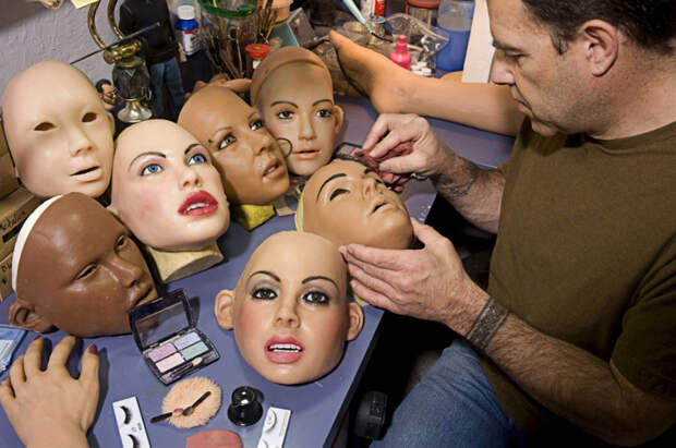 Куклы "Real dolls" и их владельцы 26. «Куклы – это всего лишь хобби. Все владельцы кукол, которых я встречал, нормальные люди. Мы своего рода сообщество любителей кукол. Мы любим свои куклы, но не обманываем себя, - говорит Матек, один из владельцев кукол. (Stephan Gladieu/Getty Images)