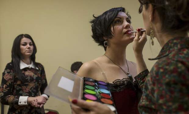 Ополченки Новороссии в вечерних платьях Ополченки Новороссии в вечерних платьях