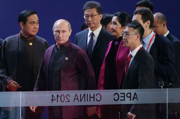 Президент России Владимир Путин перед торжественным приемом от имени председателя Китайской Народной Республики Си Цзиньпина и Пэн Лиюань в честь лидеров экономик форума АТЭС
