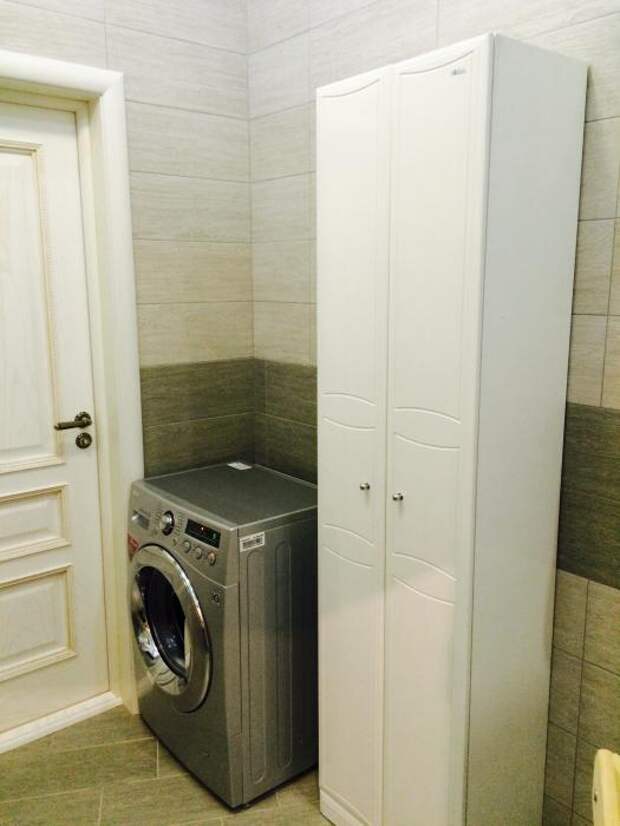 Белый шкаф-пенал для ванной, стиральная машина в ванной комнате