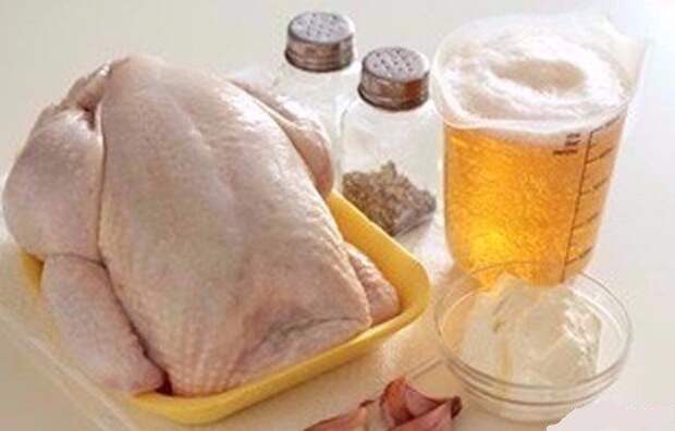 Курица, запечённая в духовке на банке с пивом.