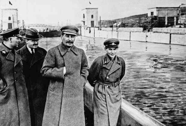 Климент Ворошилов, Вячеслав Молотов, Иосиф Сталин и Николай Ежов на канале Москва - Волга, 1937 год