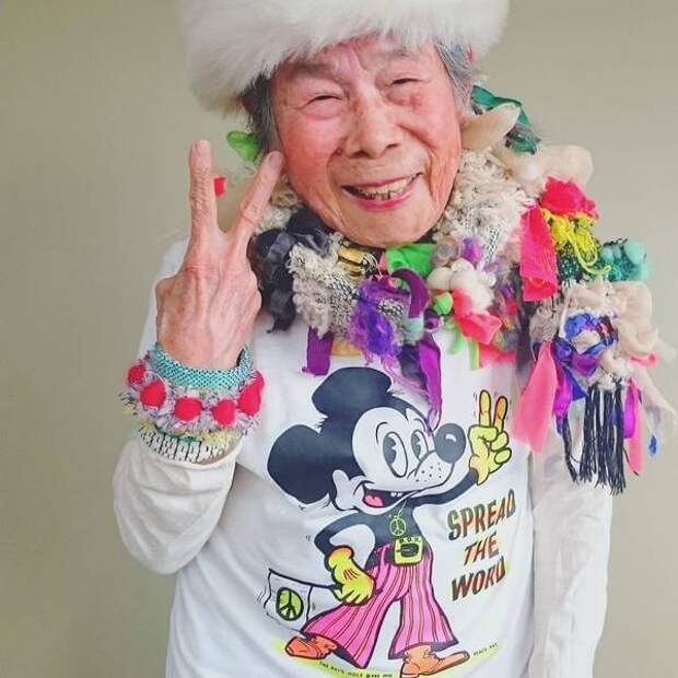 93-летняя бабушка с задором рекламирует одежду своей внучки