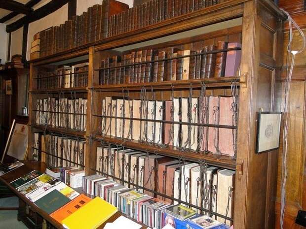 Библиотека в Гилфорде, Англия    библиотека, книга, кража