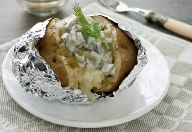 Запеченный картофель с начинкой из маринованных огурцов