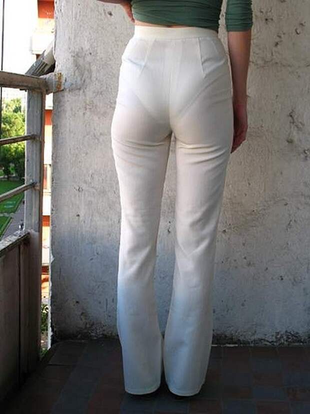 Грубая ошибка – белые трусики под белые брюки. Под белую одежду следует подбирать ТОЛЬКО белье телесного цвета, к тому же лучше отдать предпочтение бесшовным трусикам.