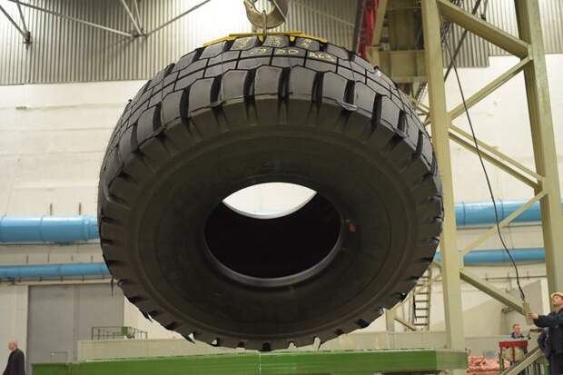 На Белшине выпустили шину-гигант: высота более 4 метров, вес - 5,7 тонны