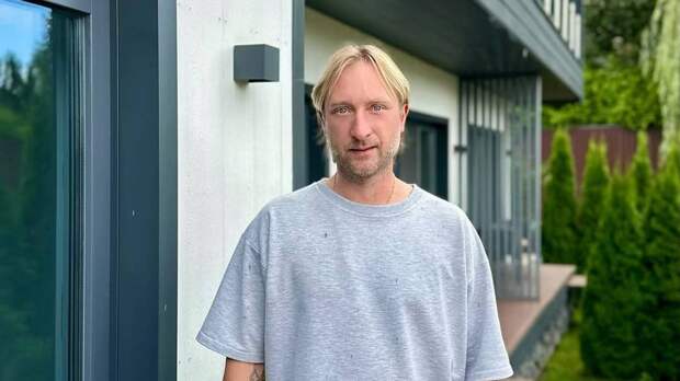 СМИ: Плющенко почти перестал моргать после пластики у Хайдарова