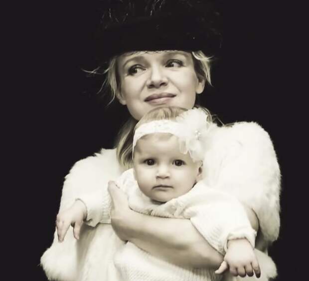 Пианистка Виталина Цымбалюк-Романовская показала свою девятимесячную дочь