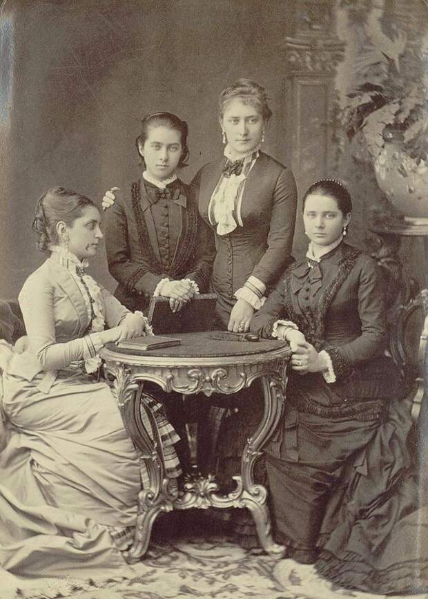https://upload.wikimedia.org/wikipedia/commons/thumb/b/be/T._Yusupova_with_daughters.jpg/642px-T._Yusupova_with_daughters.jpg