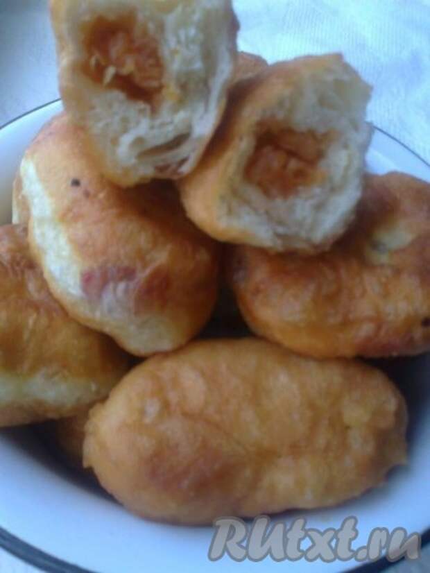 Вкусные, воздушные, с хрустящей корочкой жареные пирожки с яблоками готовы! 