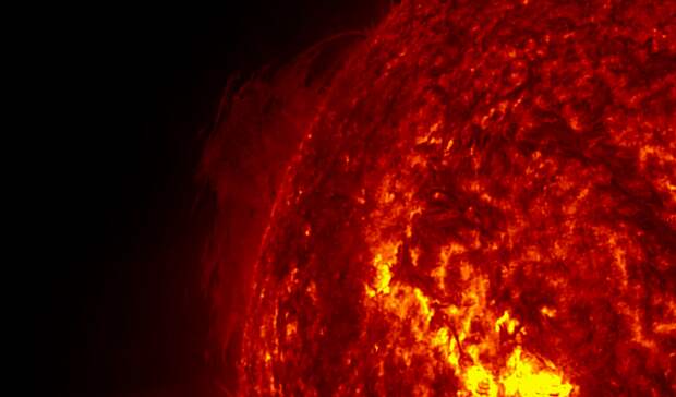 На Солнце сформировался протуберанец невероятных размеров, на Землю пришел поток плазмы из корональной дыры — скоро начнется магнитная буря