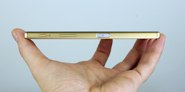 Sony Xperia Z5 вид сбоку
