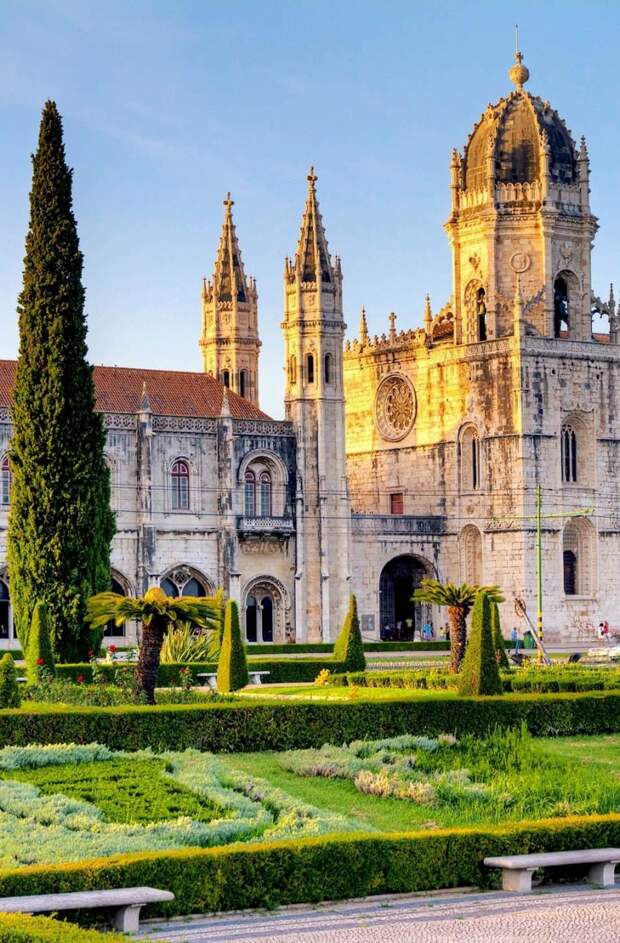 Beautiful View of the Hieronymites Monastery (Jeronimos), a UNESCO world heritage site, in Lisbon, Portugal | 32 Stupendous Places in Portugal every Travel Lover should Visit