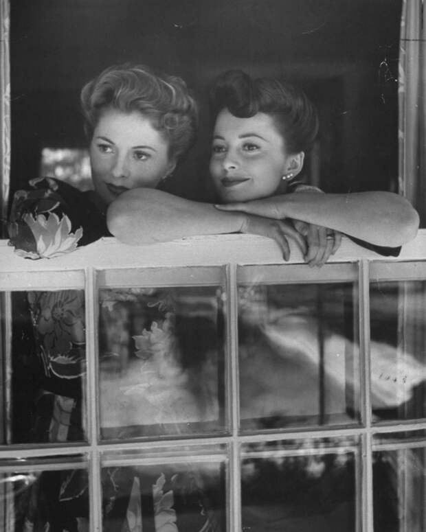 Joan Fontaine;Olivia De Havilland