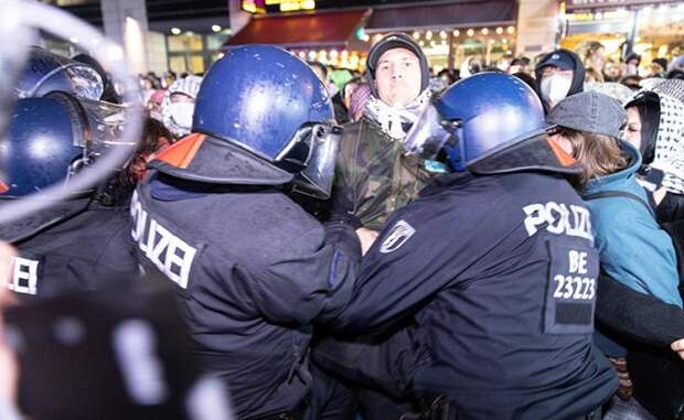 «Отношения достигли дна»: Страна стукачей возвращается к гитлеризму