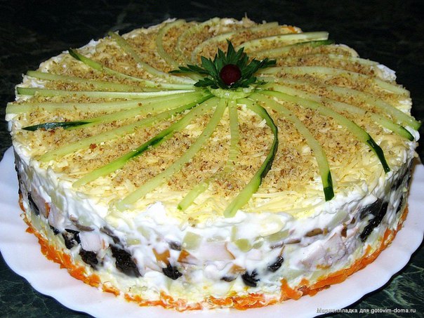 Салат с копчёной курицей, черносливом и шампиньонами Салат с копчёной курицей, черносливом и шампиньонами
