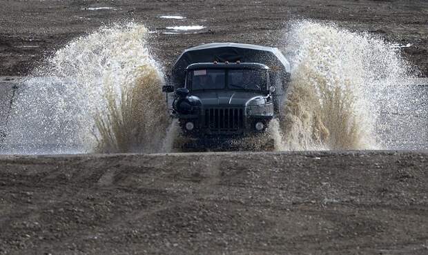 На фото: военная машина «Урал».
