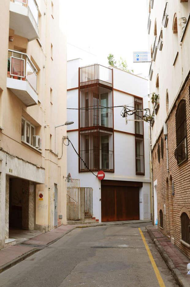 Компактный домик со светлым интерьером в Испании