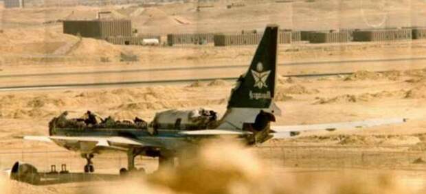 19 августа 1980 года в Lockheed L1011 TriStar 200 компании Saudi Arabian Airlines начался пожар, после чего лайнер совершил аварийную посадку в аэропорту Эр-Рияда (Саудовская Аравия). Из-за проблем с электрооборудованием оказалось невозможно открыть двери самолета изнутри, а наземные службы не смогли обеспечить немедленную эвакуацию. В результате 301 человек погиб от отравления дымом