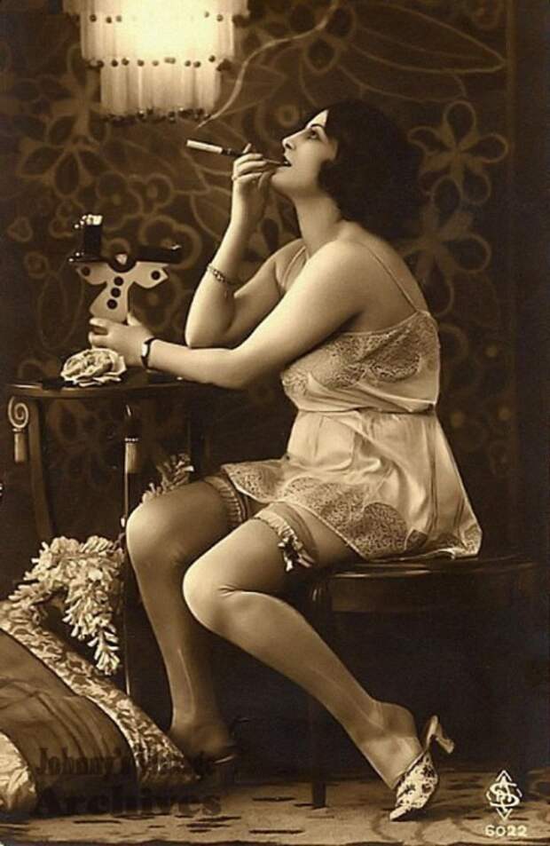Фотографии ню, сделанные в конце XIX века: Девушка в изысканном нижнем белье.