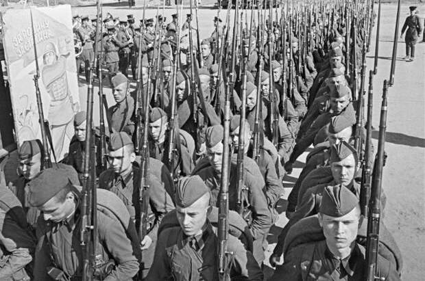 Мобилизация. Колонны бойцов движутся на фронт. Москва, 23 июня 1941 года.