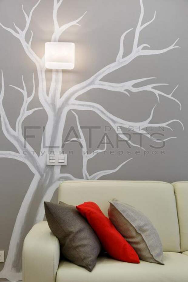 Мебель для гостиной, белый диван с яркими подушками, декор дерево на стене