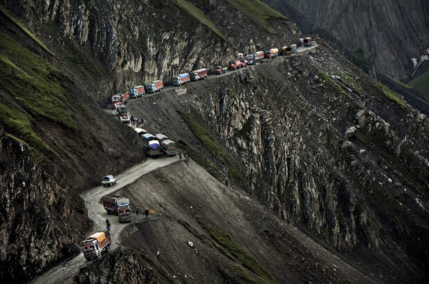 the-most-dangerous-road-in-india-artnaz-com-9